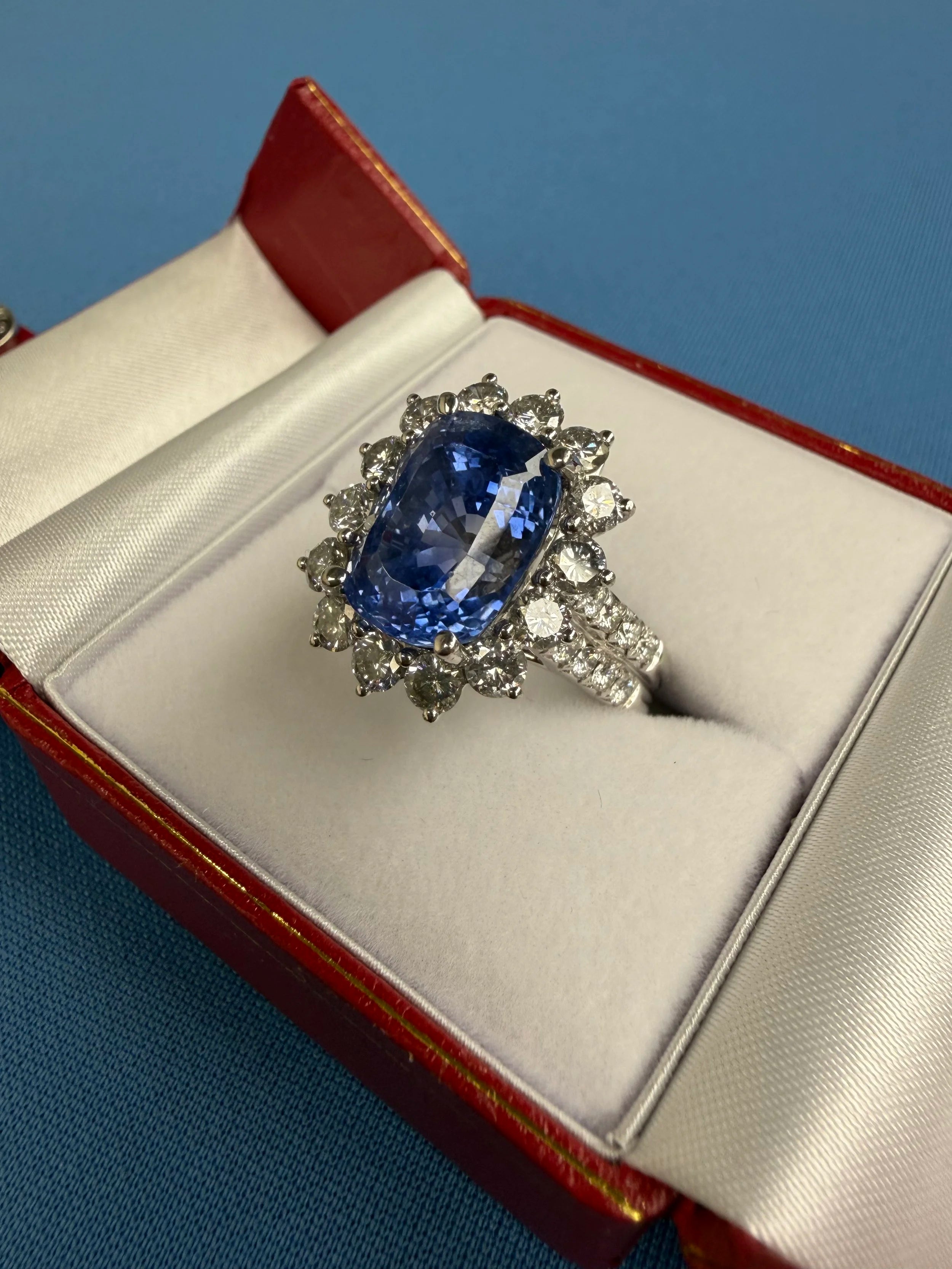 18k White Gold 11.88 ct Natural Ceylon Sapphire and Diamond Ring